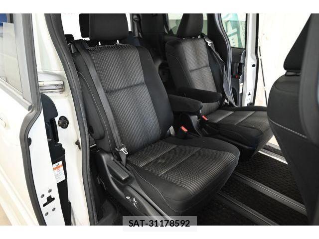 Toyota NOAH 2018-03 8652893-8