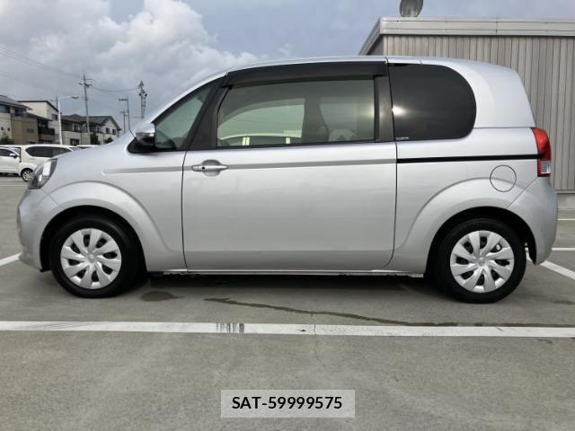 Toyota PORTE 2013-10 8647113-1