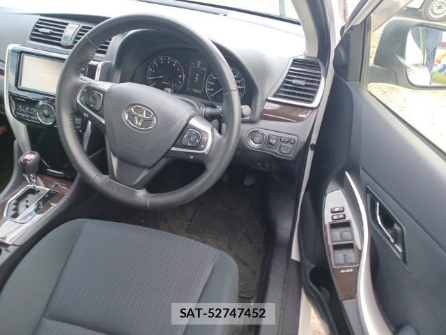 Toyota PREMIO 2017-08 8653433-2