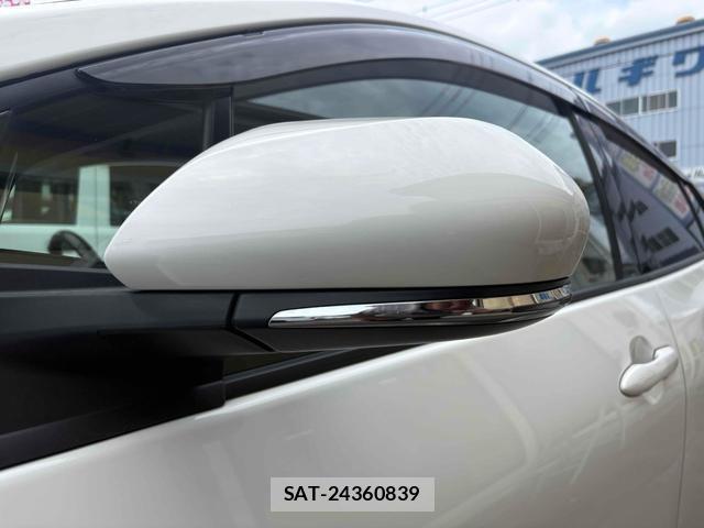 Toyota PRIUS PHV 2017-12 8649407-16