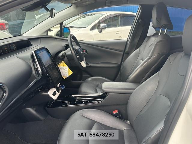 Toyota PRIUS PHV 2017-11 8649981-11