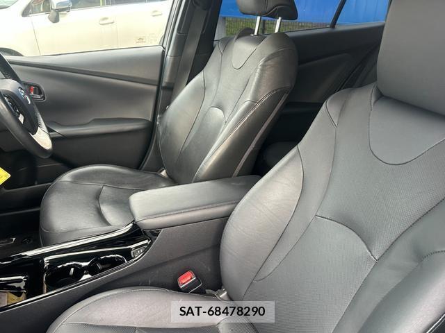 Toyota PRIUS PHV 2017-11 8649981-13