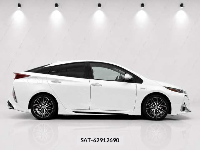 Toyota PRIUS PHV 2017-10 8652376-1