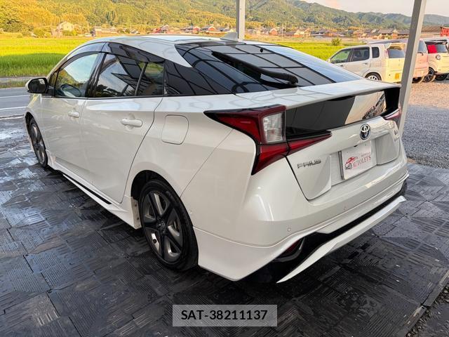 Toyota PRIUS 2021-04 8647465-1