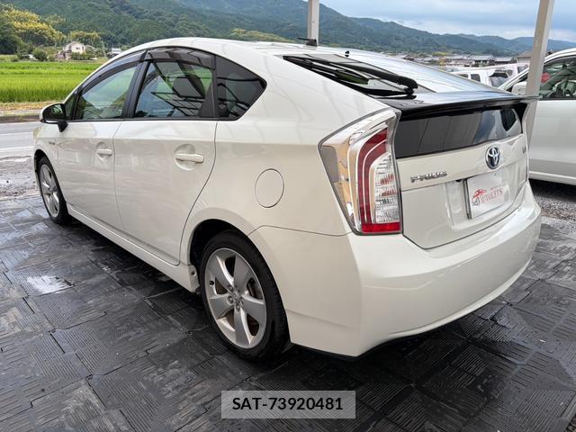 Toyota PRIUS 2013-04 8647472-1