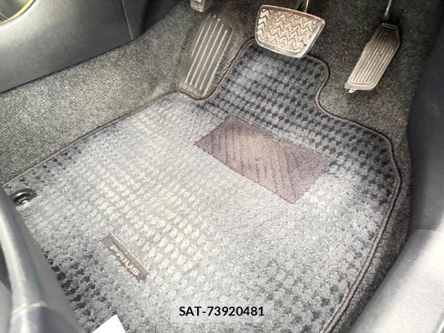 Toyota PRIUS 2013-04 8647472-16