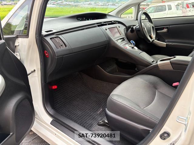 Toyota PRIUS 2013-04 8647472-17