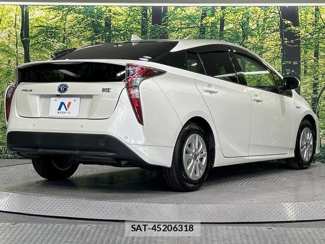 Toyota PRIUS 2017-06 8647513-16