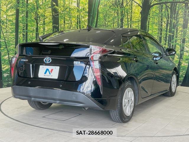 Toyota PRIUS 2017-08 8647968-16