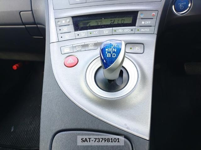 Toyota PRIUS 2015-08 8648626-11