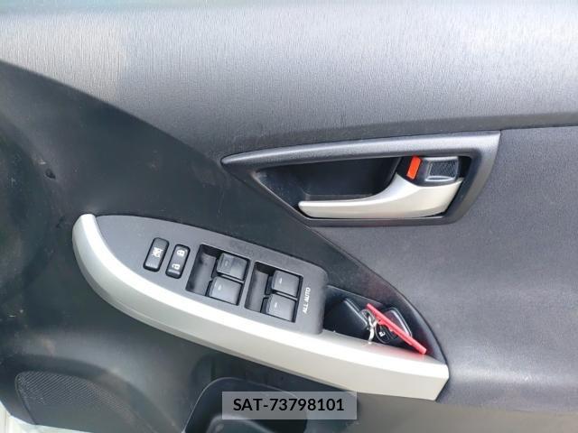Toyota PRIUS 2015-08 8648626-13