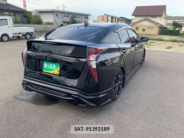 Toyota PRIUS 2017-06 8649305-5