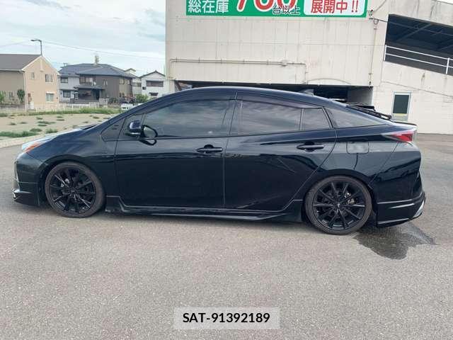 Toyota PRIUS 2017-06 8649305-8