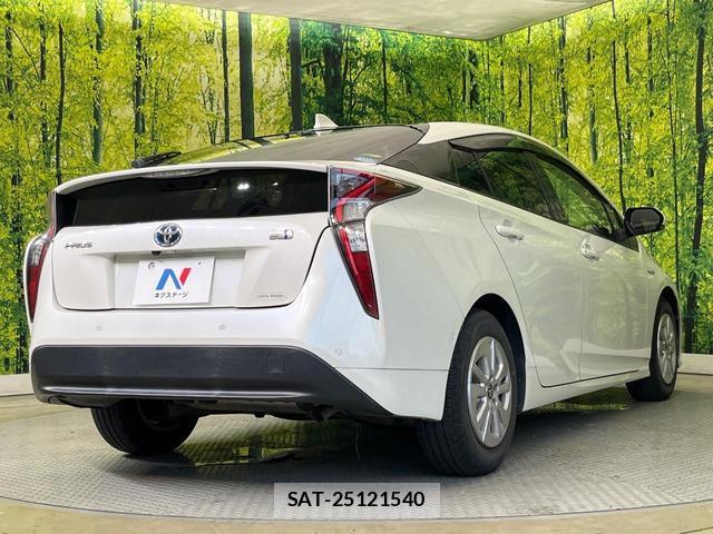 Toyota PRIUS 2017-05 8649442-16
