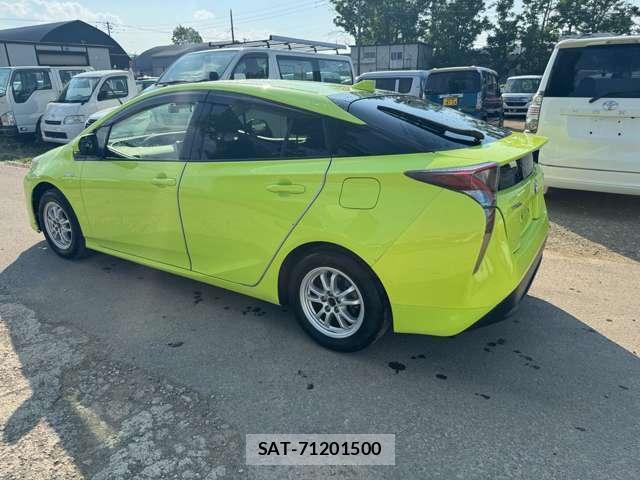 Toyota PRIUS 2017-08 8651784-1