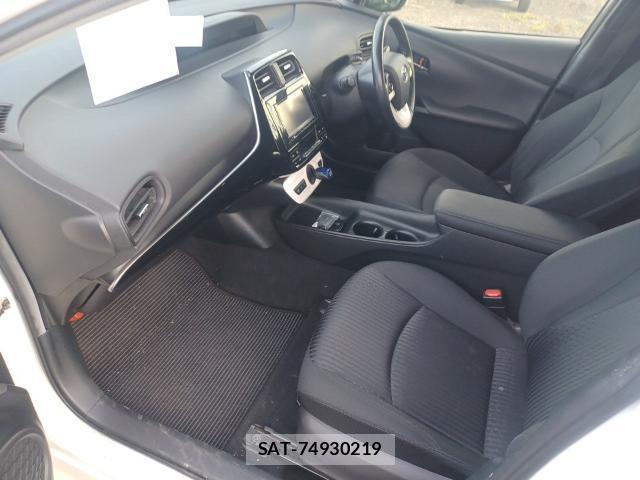 Toyota PRIUS 2017-08 8653422-15