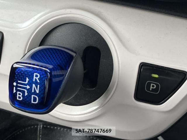 Toyota PRIUS 2017-06 8653696-16