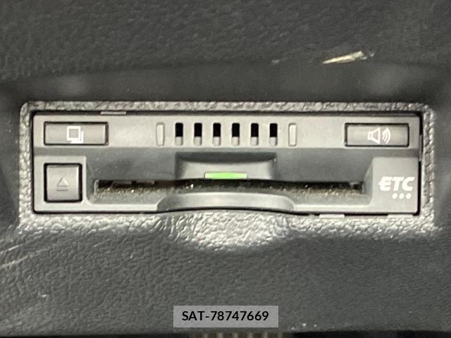 Toyota PRIUS 2017-06 8653696-17