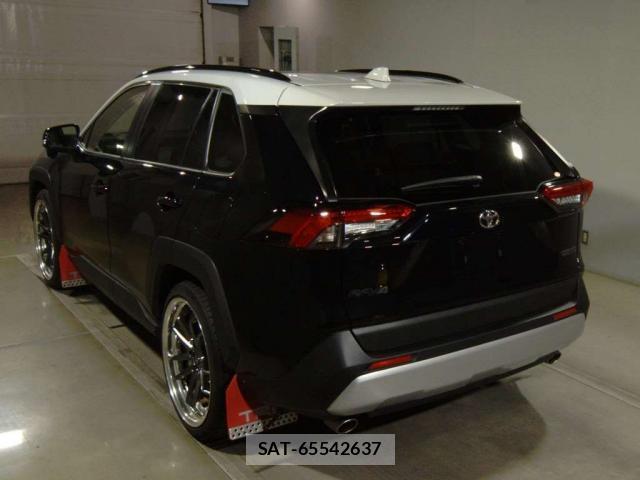 Toyota RAV4 2021-08 8649082-1