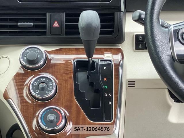 Toyota SIENTA 2016-10 8653809-16