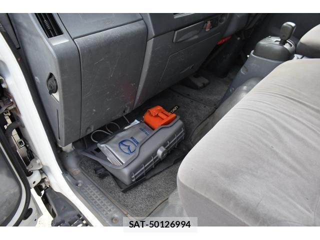Mazda TITAN 2013-01 8647330-10