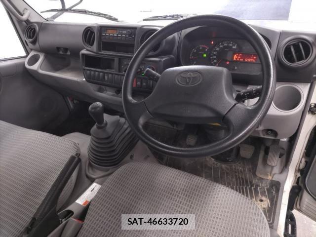Toyota TOYOACE 2015-02 8649411-2