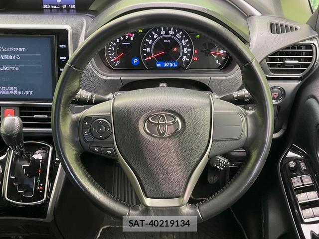 Toyota VOXY 2018-02 8646689-11