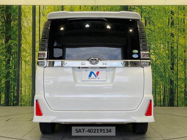 Toyota VOXY 2018-02 8646689-15