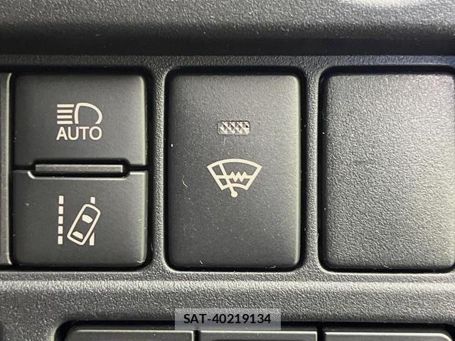 Toyota VOXY 2018-02 8646689-5