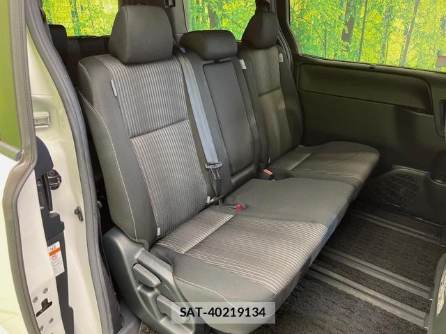 Toyota VOXY 2018-02 8646689-8