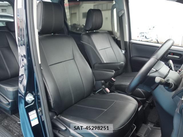Toyota VOXY 2015-10 8647091-11