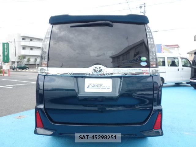 Toyota VOXY 2015-10 8647091-17