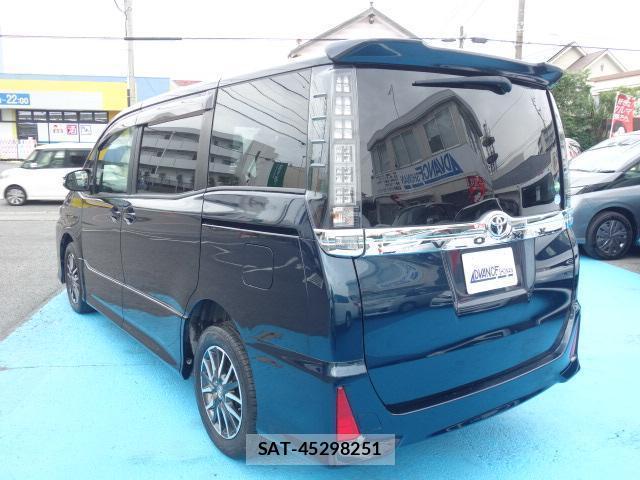 Toyota VOXY 2015-10 8647091-2