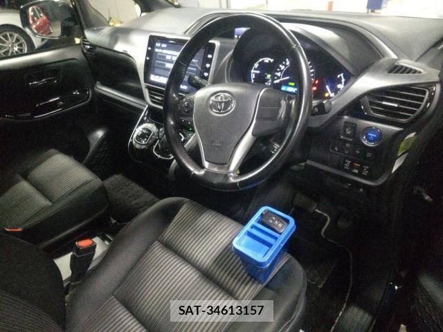 Toyota VOXY 2018-02 8647186-2