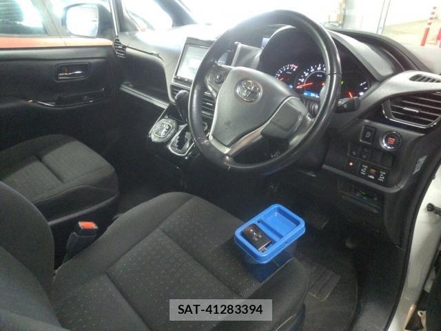 Toyota VOXY 2018-03 8647193-2