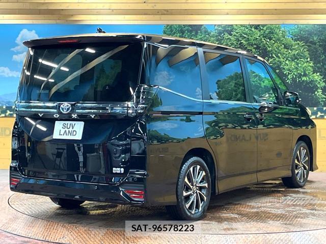 Toyota VOXY 2023-09 8647284-16