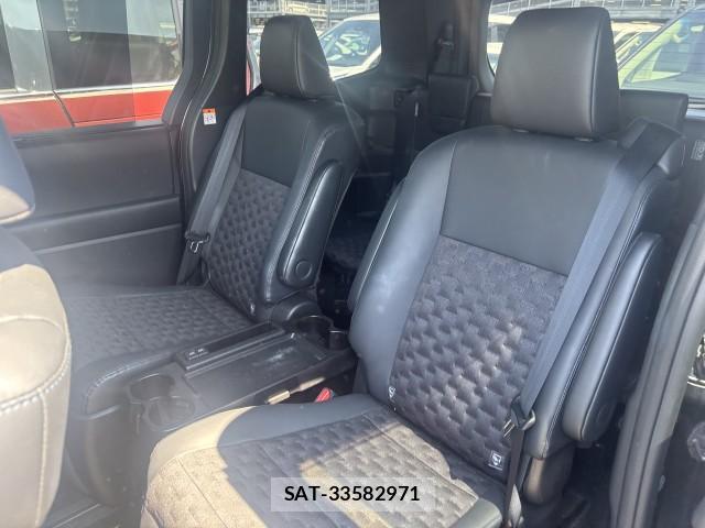 Toyota VOXY 2022-05 8647584-2