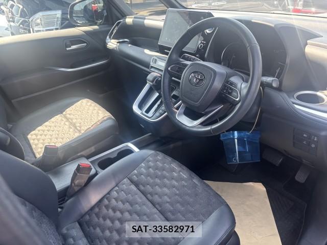 Toyota VOXY 2022-05 8647584-8