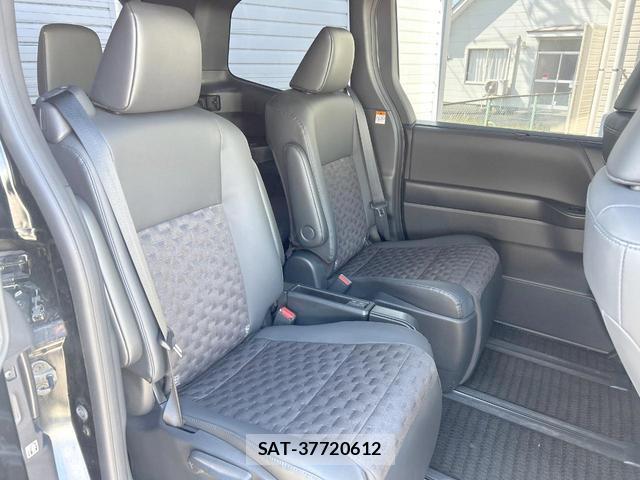 Toyota VOXY 2023-04 8647867-12