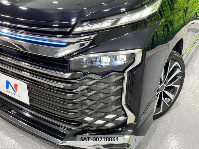 Toyota VOXY 2023-04 8648279-13