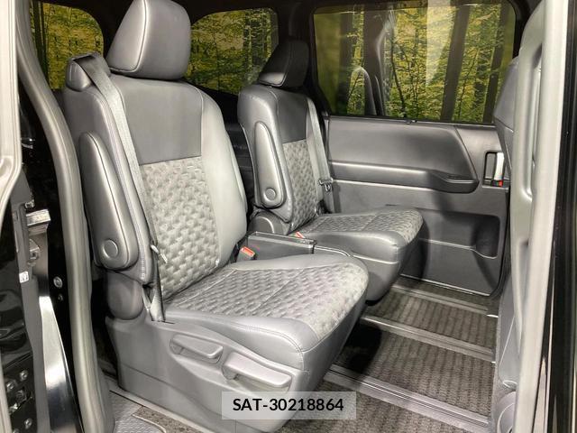 Toyota VOXY 2023-04 8648279-9