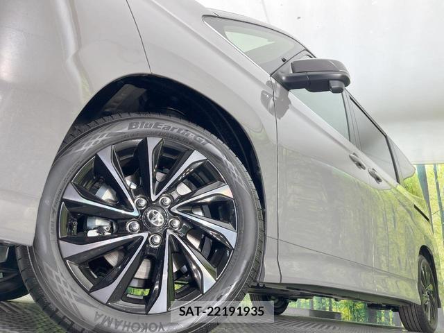 Toyota VOXY 2026-05 8648771-13