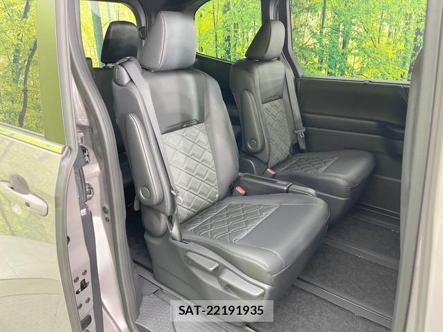 Toyota VOXY 2026-05 8648771-8