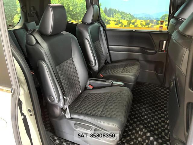 Toyota VOXY 2023-05 8649222-8