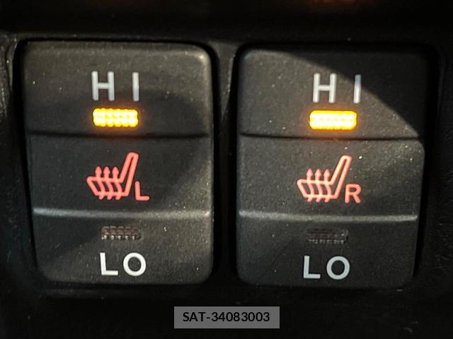 Toyota VOXY 2021-05 8649328-6