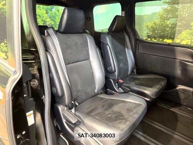 Toyota VOXY 2021-05 8649328-8