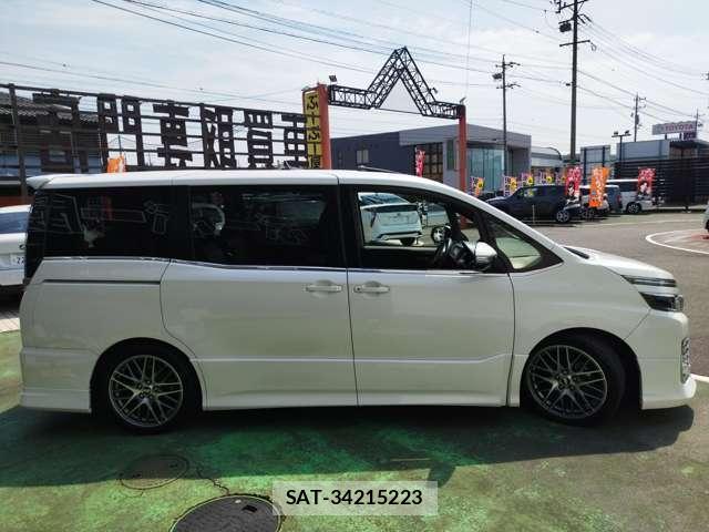 Toyota VOXY 2016-02 8649472-4
