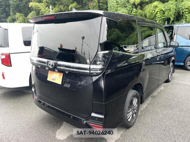 Toyota VOXY 2023-03 8649496-1