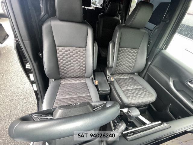 Toyota VOXY 2023-03 8649496-3