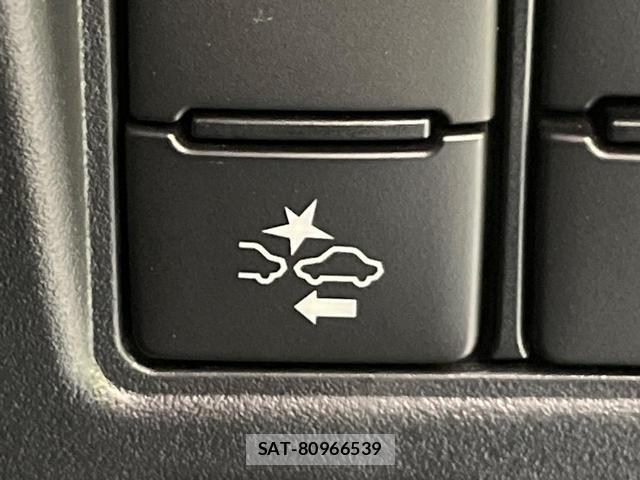 Toyota VOXY 2021-11 8649822-4